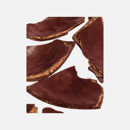 Œuf en chocolat noir au praliné amande garni de friture noir et lait (Livraison uniquement par coursier dans Paris)